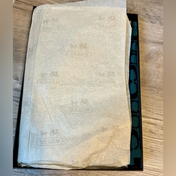 Coach. Unique knitted scarf and hat with embossed and signed coach in blue, new, - Picture 12 of 13